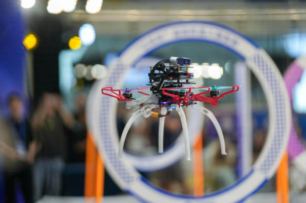 無人機繞柱、無人車爬坡！華南理工上演機器人“巔峰對決”